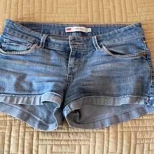Levi’s Women Shorty Shorts Size 9